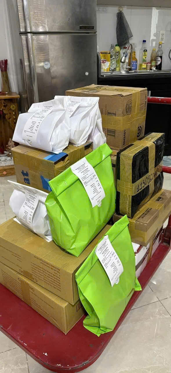 Lượng hàng 1 tuần shop đóng giao cho khách!!!